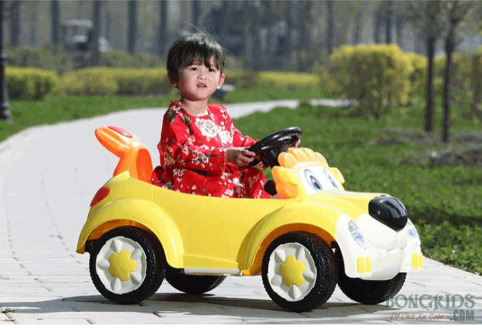 Bé đi xe ô tô điện trẻ em QK - 802