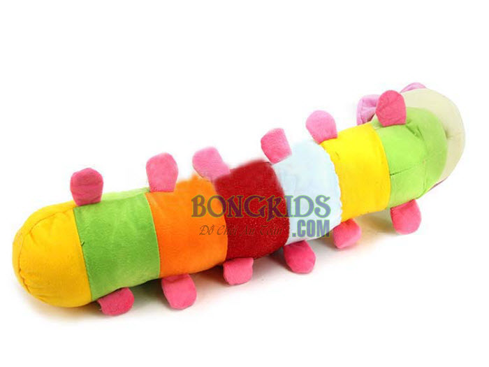 Lưng của gối ôm hình con sâu đội mũ nằm nghiêng