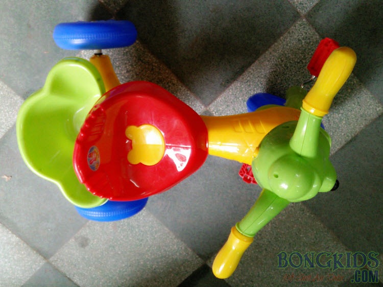 Mua xe ba bánh con kiến cho bé